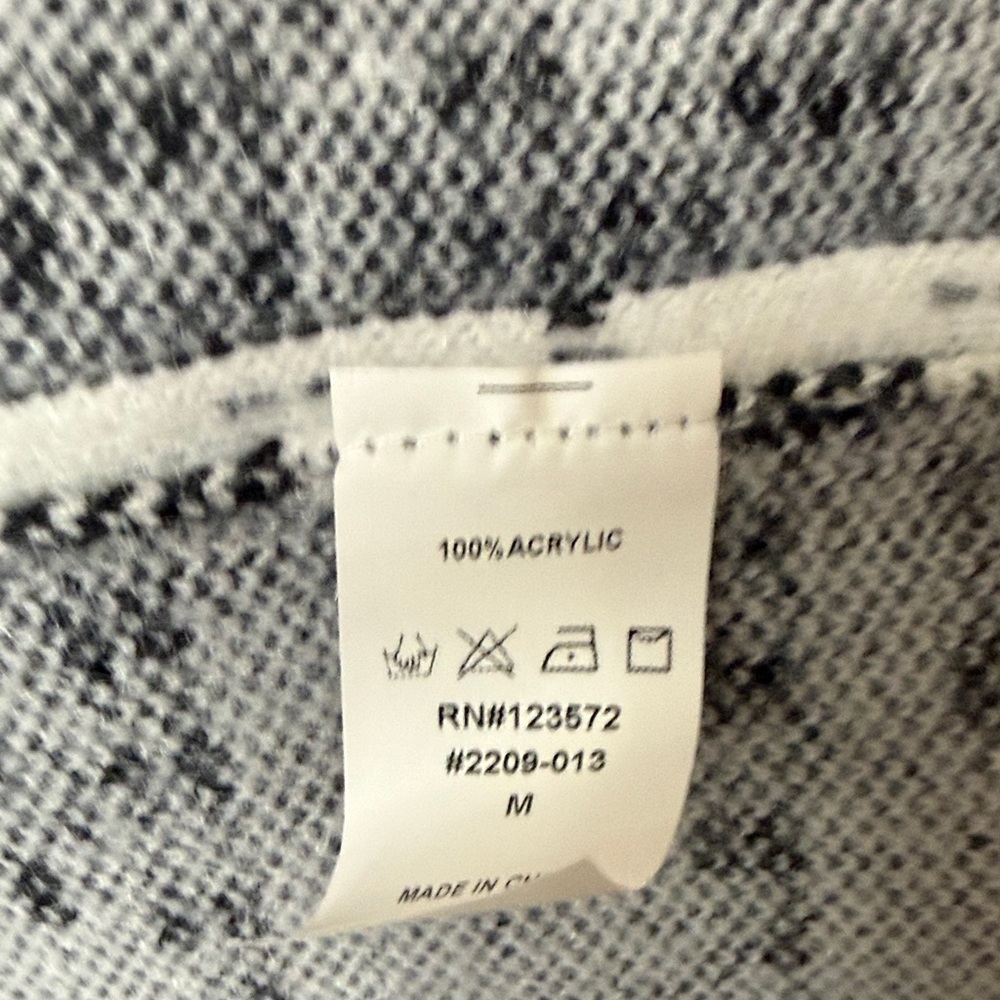 Elegant Black and White Tweed Blazer - Picture 14 of 15